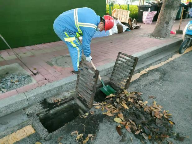  广州荔湾区开展“绿色家园齐守护”环境卫生综合整治行动 沙井口进行清理和清掏
