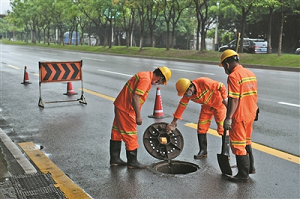  广州市内各部门对排污管道沙井盖设施进行安全维护 做好防御台风准备