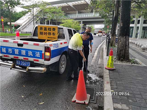 黄埔区全面整治排污管道井盖设施隐患 保障市民汛期出行安全