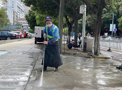   广州市城管局：高温酷暑季节环卫作业  避开烈日暴晒时段作业