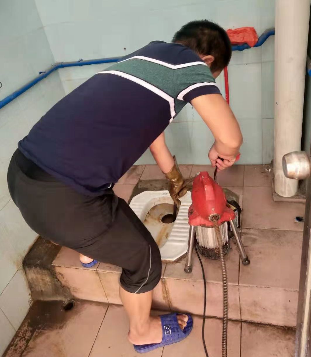 厕所堵了怎么办，如何疏通厕所下水道？